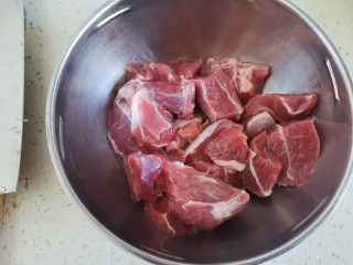 胡萝卜山药羊肉汤,羊肉清洗干净切成块