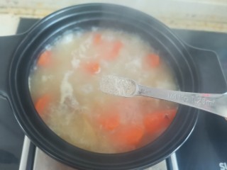 胡萝卜山药羊肉汤,炖至山药胡萝卜软烂汤变白色，加入一小勺白胡椒粉和少许盐调味