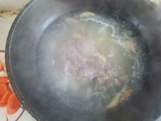 胡萝卜山药羊肉汤,加入适量开水，大火煮开煮至汤变白色