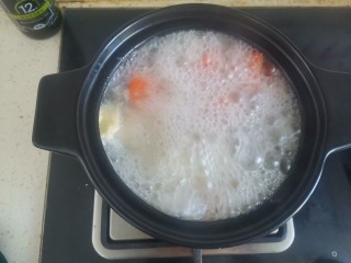 胡萝卜山药羊肉汤,转入砂锅中加入山药和胡萝卜，转小火炖一小时