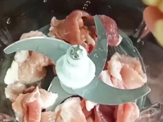 蘑菇酿肉(蒸菜),猪肉清洗干净切片放入绞肉机内