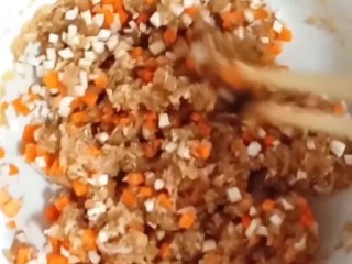 蘑菇酿肉(蒸菜),加入剁碎的香菇蒂和胡萝卜碎，继续搅拌均匀