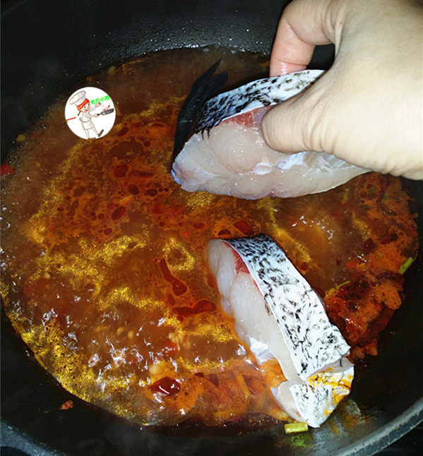 椒香鱼块,开锅后放入鱼块，再盖上盖子，大火煮