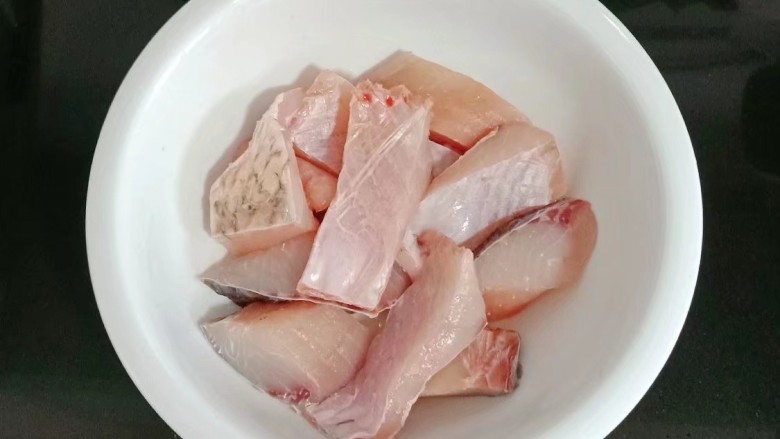 椒香鱼块,将草鱼处理干净后切块，放入大碗中