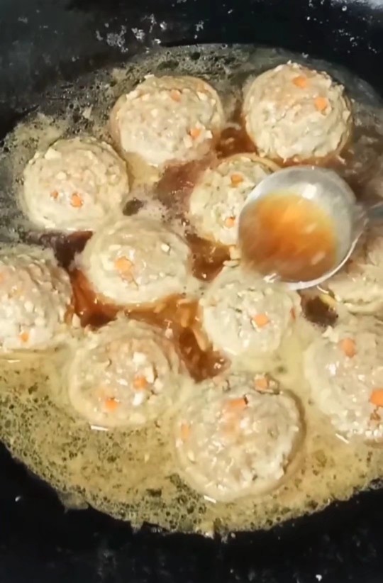 香菇酿肉(炖),中途用勺子把汤汁浇在香菇肉上，待汤汁变少时把香菇盛出盘中