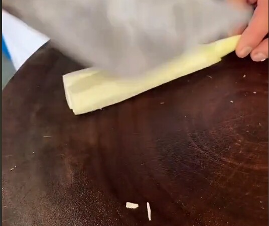蒜香茭白,用刀拍几下。