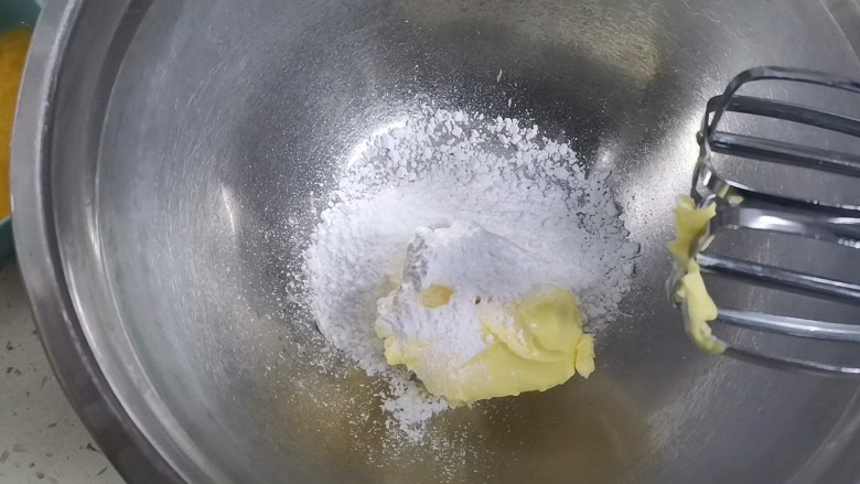 奶香杏仁酥,然后，黄油里加入糖粉