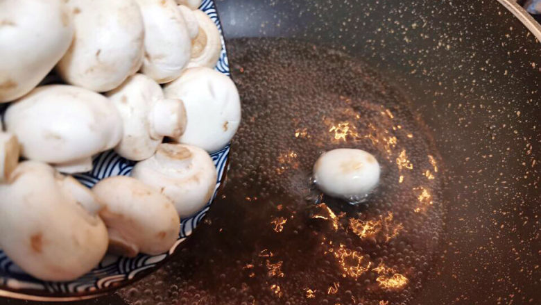蘑菇炒肉片,水锅放入蘑菇焯水，香菇片也焯水