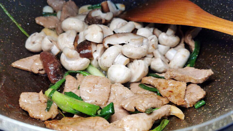 蘑菇炒肉片,加入蘑菇与香菇