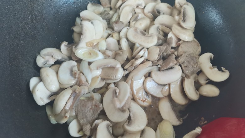蘑菇炒肉片,加入蘑菇翻炒片刻