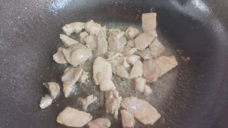 蘑菇炒肉片,起锅烧油下入肉片翻炒至变色