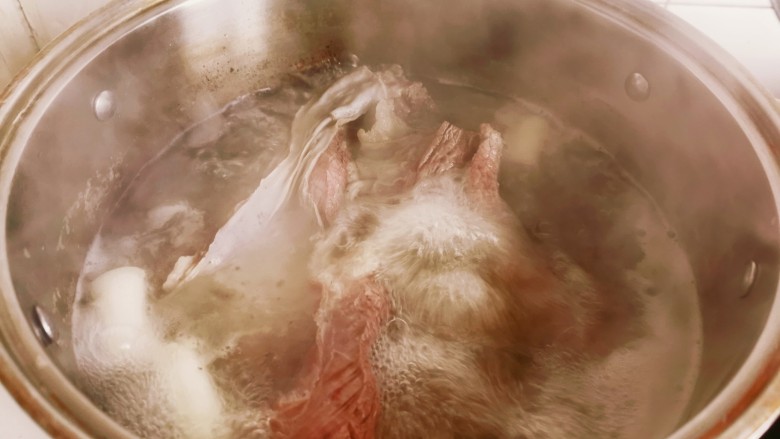 红焖牛肉煲,大火煮沸，打入浮沫