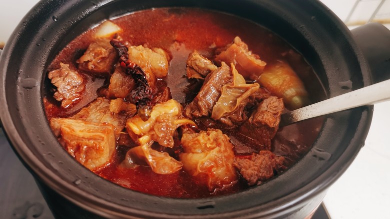红焖牛肉煲,移入砂锅