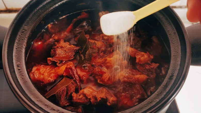 红焖牛肉煲,临出锅前加入适量的盐调味即可