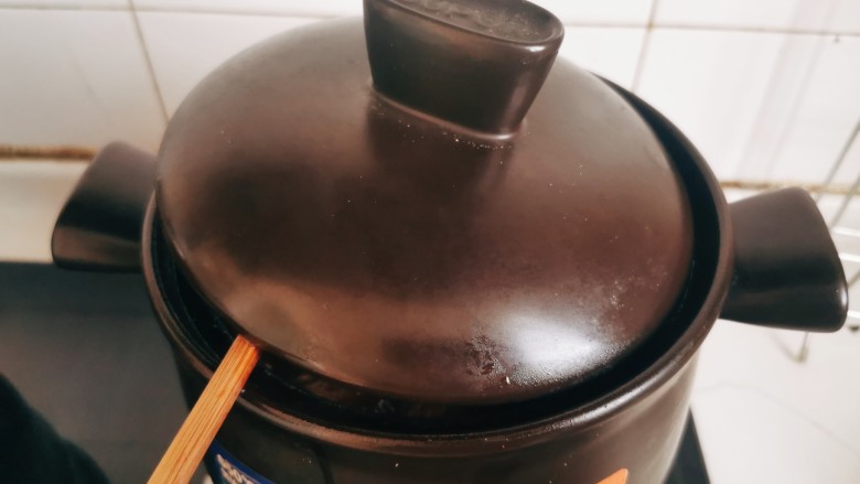 红焖牛肉煲,汤汁太多容易溢锅的话，架根筷子降温