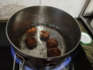 红薯栗子糖水,锅里水烧开，把板栗放进去，焯水一分钟左右快速去皮