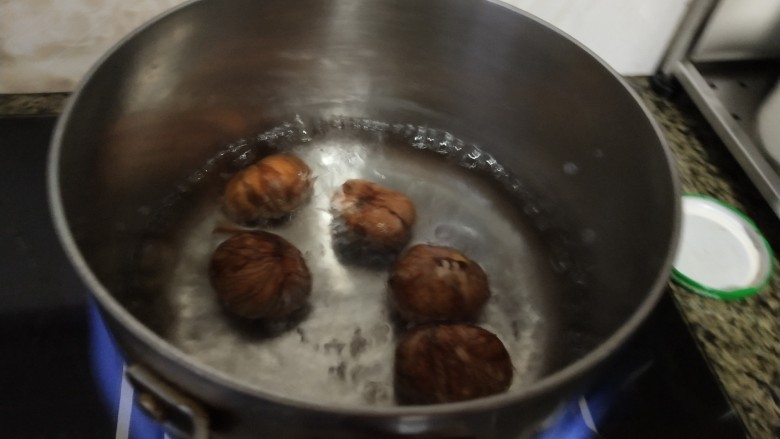 红薯栗子糖水,锅里水烧开，把板栗放进去，焯水一分钟左右快速去皮