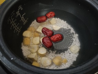 红薯栗子糖水,一次性加入适量的水