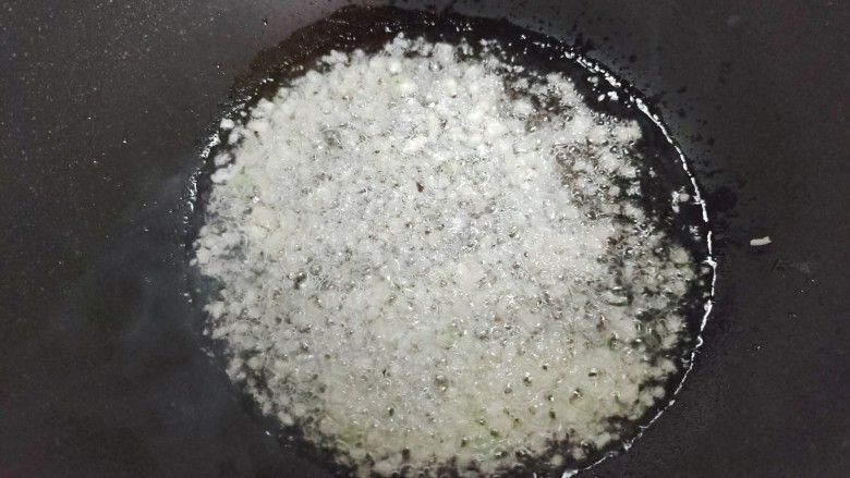 蒜香茭白,起油锅，油热后下大蒜末，炒香