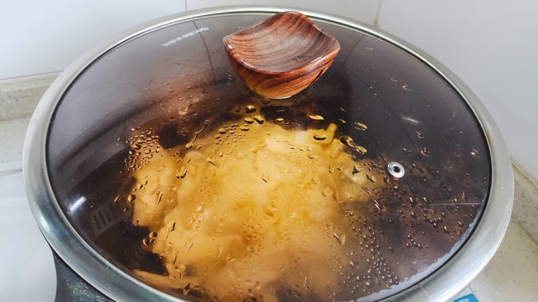 蒜香茭白,盖上锅盖，转小火焖煮两分钟