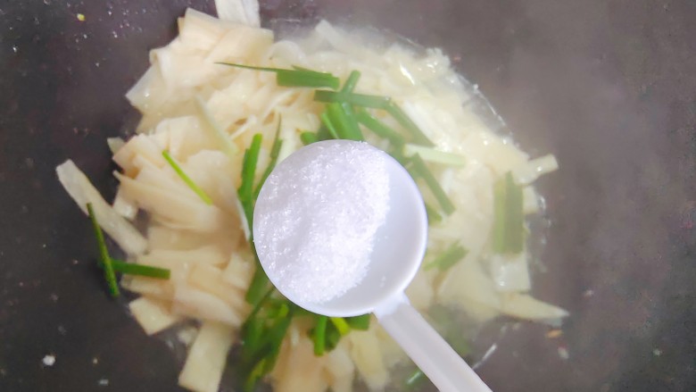 蒜香茭白,加一小勺细盐