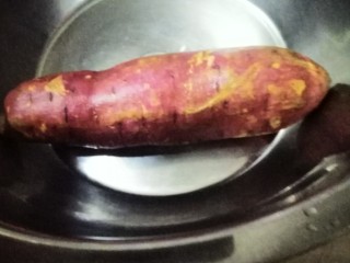 饺子皮夹红薯和芝士,红薯洗净削皮