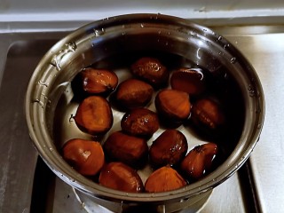 红薯栗子糖水,放入开水中煮10分钟捞出。
