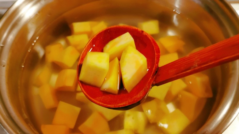 红薯栗子糖水,汤锅烧开水，放入红薯块煮开。