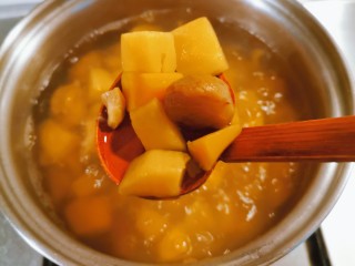 红薯栗子糖水,煮至红薯栗子软糯成熟。
