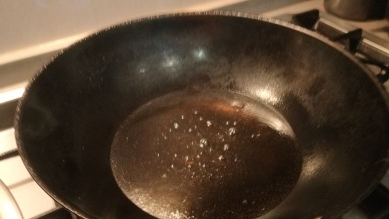 椒香鱼块,锅中倒入适量油烧热
