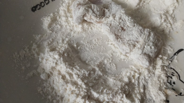 椒香鱼块,盘里倒入适量干面粉，把裹上面糊的鱼块再放到干面粉里均匀地裹上面粉