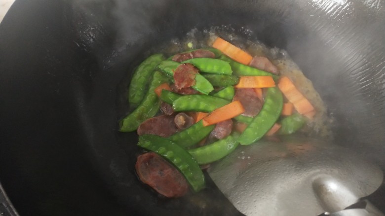 荷兰豆炒花菜,翻炒均匀后加入适量开水炒个1，2分钟左右