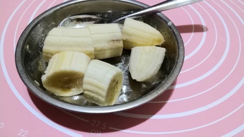 饺子皮夹香蕉,香蕉切段