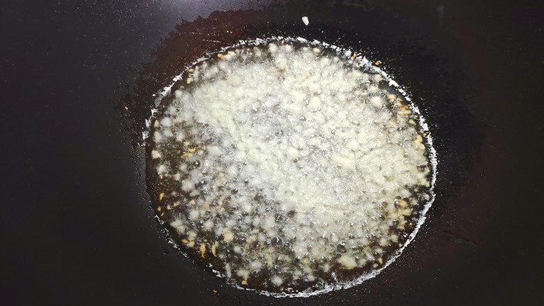 蘑菇炒肉片,起油锅，油热后下大蒜生姜末，炒香