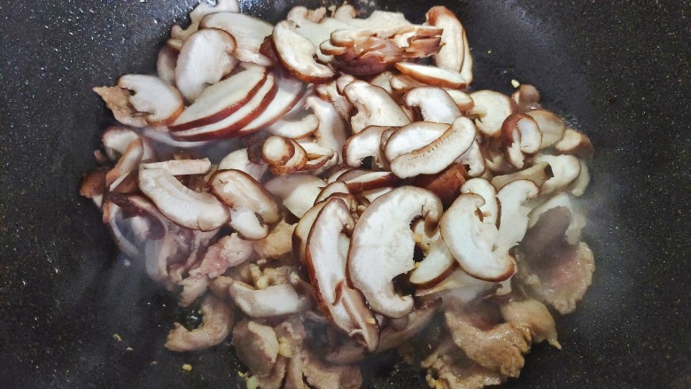 蘑菇炒肉片,加入蘑菇，翻炒均匀