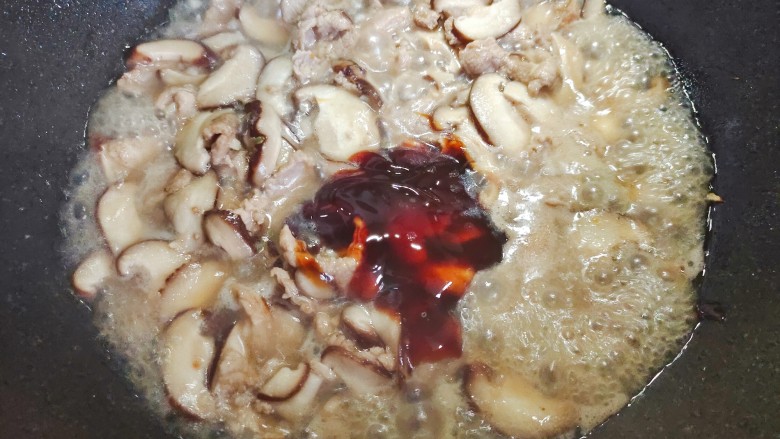蘑菇炒肉片,加适量蚝油