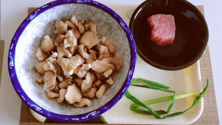 蘑菇炒肉片,食材准备好。