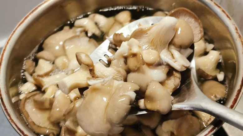 蘑菇炒肉片,蘑菇清洗干净，放入开水中汆烫捞出备用。