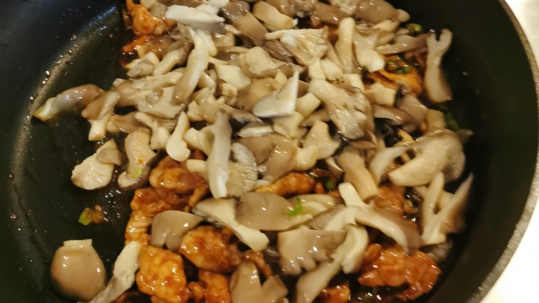 蘑菇炒肉片,放入蘑菇翻炒。