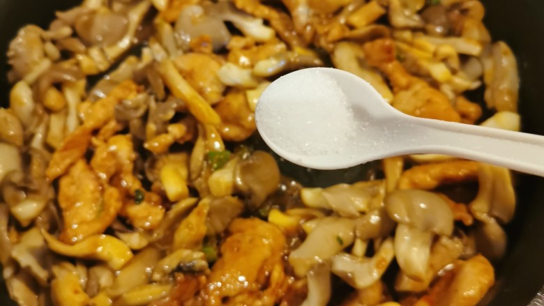 蘑菇炒肉片,按自己口味添加盐调味。