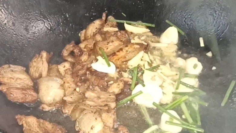 蘑菇炒肉片,加入葱姜蒜，炒香