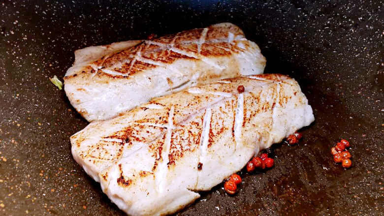 椒香鱼块,煎至鱼肉焦黄，菱格纹清晰可见，就可以下花椒粒