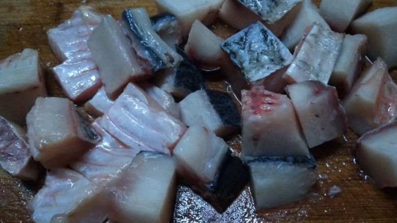 酸菜海鲜锅,在切成小块