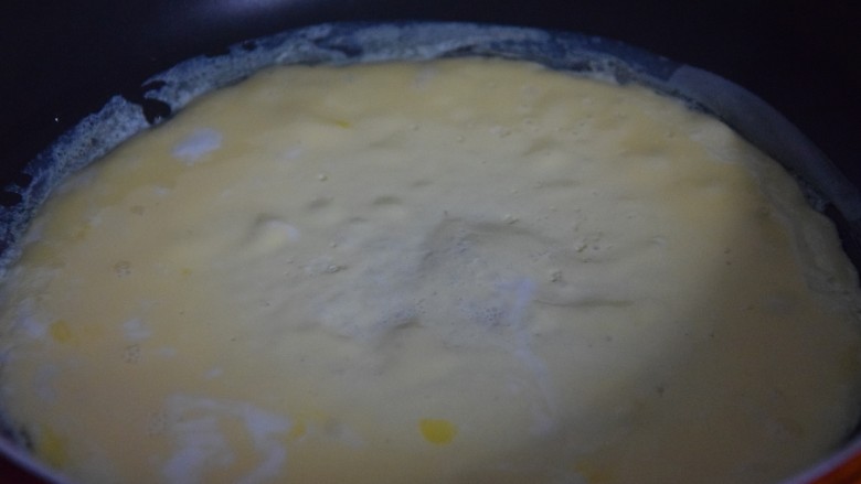 迷你手抓饼,起锅热油，倒入蛋液煎至凝结，翻面再煎一下