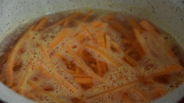 迷你手抓饼,胡萝卜倒入开水锅煮两分钟左右，捞出沥水备用