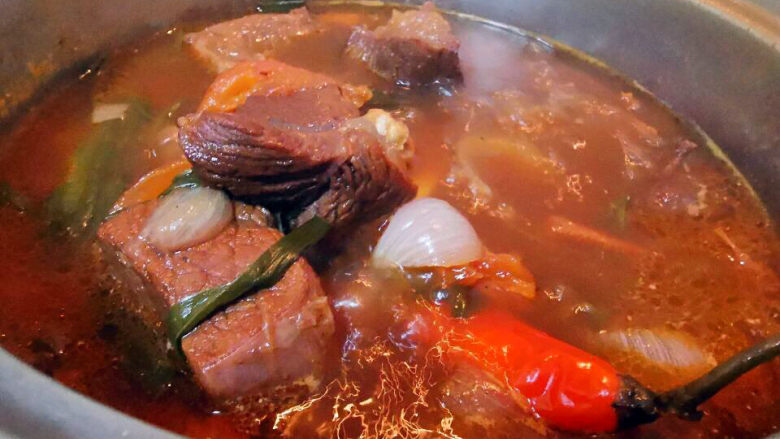 红焖牛肉煲,小火焖煮一个小时，焖30分钟，再开小火煮20分钟