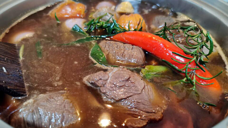 红焖牛肉煲,加入热水，一定要热水，肉质才会软嫩