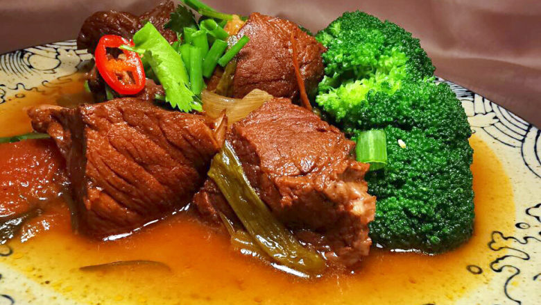 红焖牛肉煲,可以来几朵西兰花衬托出牛肉的鲜美，当然也能食用。