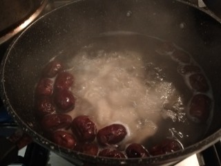 红薯栗子糖水,中火慢炖40分钟左右