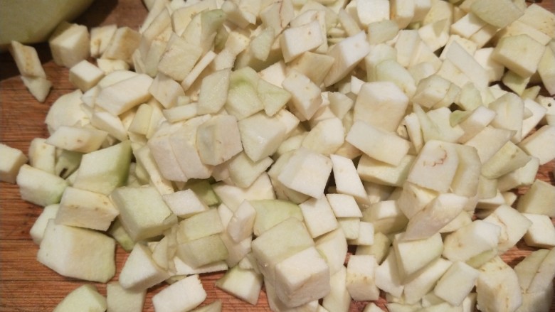 豆腐卤面,茄子去皮，切成小块儿。
